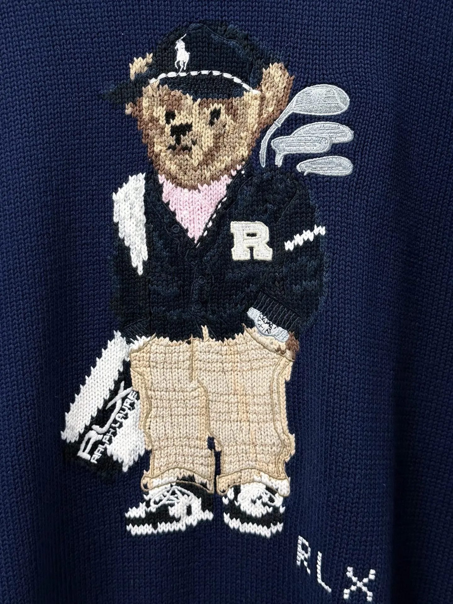 (Original) Ral Lauren Spring 26 lo Bear loose-fitting cotton crew neck sweater Bear Series bear embroidery Brown wearing bear, with three-dimensional bear embroidery, childlike and elegant. Round neck design + wide threaded hem and cuffs with exquisite details, "RL" logo on the left hem. It can be easily matched with high-waisted pants or skirts for commuting, dating, and leisure. You can switch between college style or retro style at will. College style jacket bear sweater ♥️Classic H loose version. Imported cotton yarn texture is invincible. Three-dimensional bear embroidery technology, pure hand-made cross-stitch method, LP letters, childlike high-end Retro casual style, a must-have for quality control! Size：S-XL